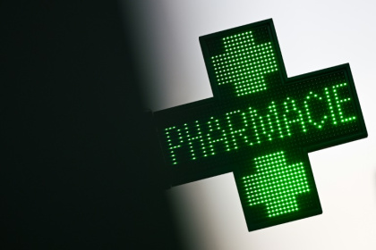 En dix ans, l'Hexagone a perdu 2.000 officines, dont le nombre est passé sous la barre des 20.000 - Julie SEBADELHA (AFP)