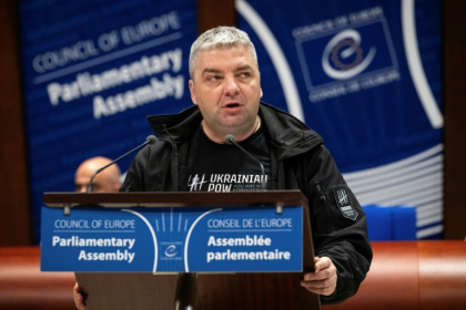 Le journaliste ukrainien Maxime Boutkevitch, à la tribune du Conseil de l'Europe à Strasbourg (France), le 29 septembre 2025 - SEBASTIEN BOZON (AFP)