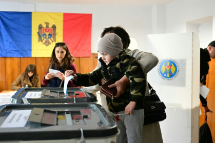 Dans un bureau de vote de Chisinau, le 28 septembre 2025 - Daniel MIHAILESCU (AFP)