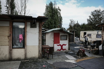 Cette photographie, prise le 26 septembre 2025, montre des cabanes dans un bidonville de Stains, près de Paris - Thibaud MORITZ (AFP)