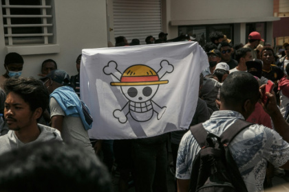 Un manifestant brandit le drapeau pirate du manga One Piece, à Antananarivo (Madagascar), le 30 septembre 2025. - RIJASOLO (AFP)