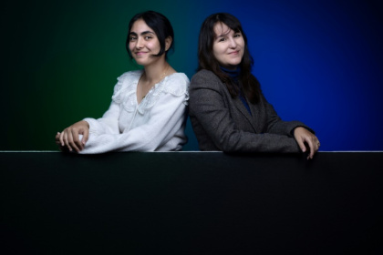 Tala Albanna, Palestinienne de Gaza, à gauche, et Michelle Amzalak, Israélienne, à droite, à Paris le 30 septembre 2025 - JOEL SAGET (AFP)