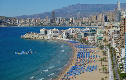 Des touristes sur la plage de Levante à Benidorm, au nord d'Alicante, en Espagne, le 11 septembre 2025 en Espagne - Jose Jordan (AFP)
