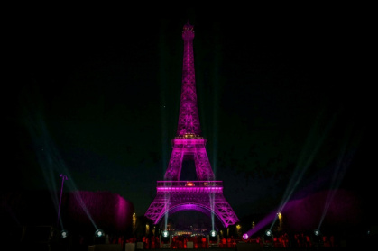 La Tour Eiffel est illuminée en rose, le 30 septembre 2025 pour marquer le début du mois d'octobre rose, opération destinée au depistage du cancer du sein - Anna KURTH (AFP)