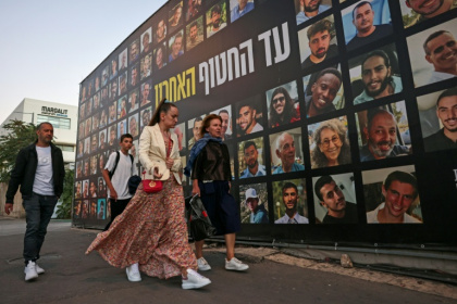 Photos des otages enlevés lors de l'attaque du Hamas contre Israël le 7 octobre 2023, à Jérusalem le 6 octobre 2025 - AHMAD GHARABLI (AFP)