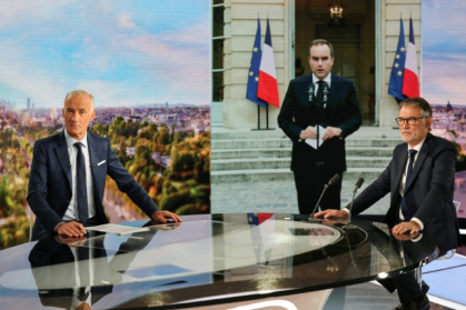 Olivier Faure (D) premier secrétaire du Parti Socialiste et le journaliste Gilles Bouleau, devant une image du Premier ministre démissionnaire Sébastien Lecornu, au 20h de TF1, à Boulogne-Billancourt, le 6 octobre 2025 - Ludovic MARIN (AFP)