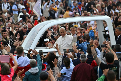 Le pape Léon XIV (c) salue les fidèles depuis sa papamobile alors qu'il quitte la place Saint-Pierre au Vatican après la messe jubilaire pour le monde missionnaire et les migrants, le 5 octobre 2025 - Andreas SOLARO (AFP)