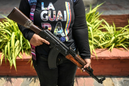 Une membre de la Milice nationale bolivarienne tient un fusil lors d'un entraînement militaire à La Guaira, au Venezuela, le 8 octobre 2025 - Juan BARRETO (AFP)