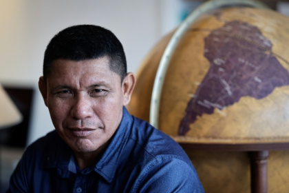 Atxu Marima, ancien membre de la tribu indigène brésilienne Hi-Merima, au siège de l'ONG Survival Inernational, le 25 septembre 2025 à Paris - STEPHANE DE SAKUTIN (AFP)