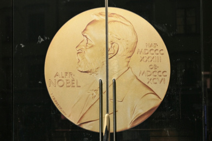 Vue de l'entrée de l'Académie suédoise, affichant une médaille à l'effigie d'Alfred Nobel, le 9 octobre 2025 à Stockholm - Valentina BRESCHI, Sylvie HUSSON (AFP)