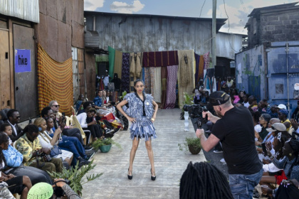 Des mannequins présentent des tenues de créateurs locaux spécialisés dans le recyclage de tissus et de vêtements mis au rebut, lors du défilé de mode Gikomba Runway Edition à Nairobi, le 10 octobre 2025 au Kenya - Tony KARUMBA (AFP)