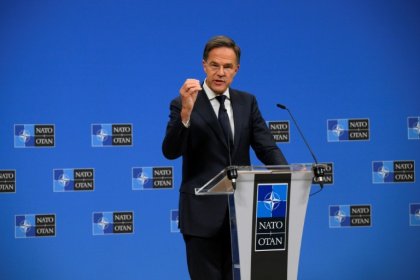 Le secrétaire général de l'Otan Mark Rutte donne une conférence de presse, le 23 septembre 2025 à Bruxelles - JOHN THYS (AFP)