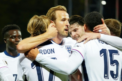 Harry Kane (c) et ses coéquipiers qualifiés pour le Mondial-2026 après la victoire de l'Angletterre en Lettonie,le 14 octobre 2025 à Riga - Gints Ivuskans (AFP)