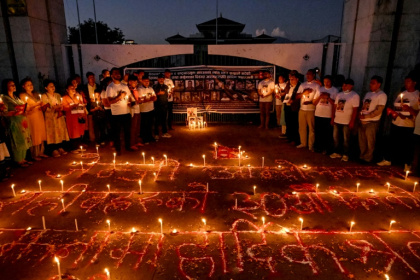 Des familles de manifestants décédés organisent une veillée devant le bâtiment endommagé du Parlement à Katmandou, le 9 octobre 2025 au Népal - Prakash MATHEMA (AFP)