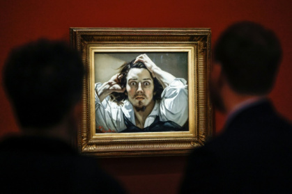 Des visiteurs devant le tableau "Le Désespéré", célèbre autoportrait du peintre français Gustave Courbet, exposé au musée d'Orsay à Paris, le 13 octobre 2025 - Ian LANGSDON (AFP)