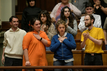 Florencia Salgueiro, militante pour l'euthanasie en Uruguay, et sa mère Rosana Rubio saluent l'approbation de la loi au Parlement de Montevideo, le 15 octobre 2025. - Santiago Mazzarovich (AFP)