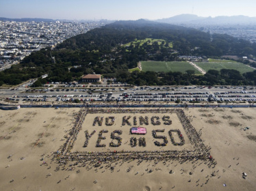 Photo aérienne montrant des manifestants formant le slogan "No Kings" ("pas de rois") sur une plage de San Francisco en Californie, le 18 octobre 2025 - Laure Andrillon (AFP)