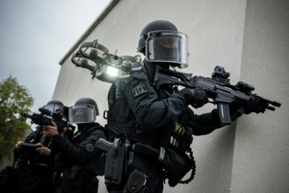 Des membres du RAID participent à un exercice d'entraînement à la libération d'otages, au quartier général du RAID, à Bièvres, dans la banlieue sud de Paris, le 8 octobre 2025 - JULIEN DE ROSA (AFP)