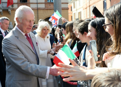 Le roi Charles III et la reine Camilla saluent la foule lors de la visite d'un marché sur la Piazza del Popolo à Ravenne, au dernier jour d'une visite d'État en Italie, le 10 avril 2025 - Handout (AFP)