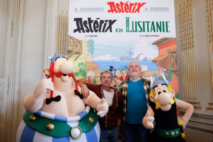 Les auteurs de la série Astérix et Obélix, Fabcaro (au centre à g.) et Didier Conrad (au centre à d.), posent entourés de personnes déguisées en Astérix (d) et Obélix (g), à l'ambassade du Portugal à Paris, le 13 octobre 2025 - Ian LANGSDON (AFP)