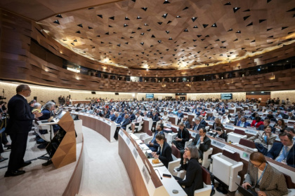 Le patron de l'OMS Tedros Adhanom Ghebreyesus, à gauche, lors de l'assemblée générale à Genève, le 19 mai 2025 - Fabrice COFFRINI (AFP)