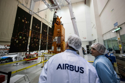 Le satellite Biomass construit par Airbus Defence and Space pour l'Agence spatiale européenne présenté à Toulouse  le 11 février 2025. - Bénédicte REY (AFP)