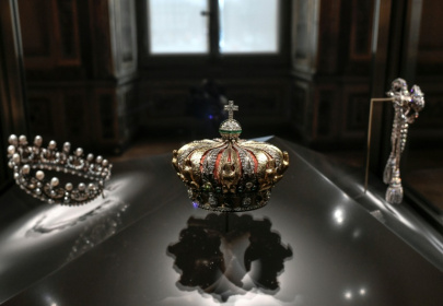 La couronne (c) et le diadème (g) de l'impératrice Eugénie exposés dans la galerie d'Apollon au musée du Louvre, le 14 janvier 2020 à Paris - Dimitar DILKOFF (AFP)