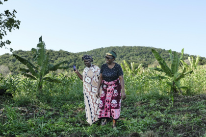 Domitila Mueni (G), trésorière de l'Association de Mrima Hill, rend visite à une voisine près de 
la colline boisée de Mrima hill, à Lunga-Lunga, dans le sud-est du Kenya près de la frontière tanzanienne, le 26 septembre 2025 - Tony KARUMBA (AFP)