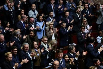 La présidente du groupe Rassemblement national à l'Assemblée nationale, Marine Le Pen, applaudit avec d'autres membres du RN durant l'examen des textes de ce parti le 30 octobre 2025 à Paris - Anne-Christine POUJOULAT (AFP)