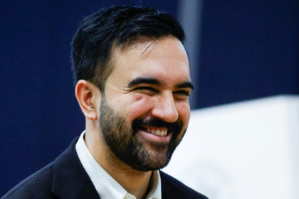 Le candidat démocrate à la mairie de New York Zohran Mamdani quelques heures avant sa victoire, alors qu'il vote à Astoria, dans le Queens, le 4 novembre 2025 - Leonardo Munoz (AFP)