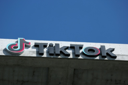 Le logo de TikTok à Culver City, en Californie, le 30 septembre 2025 - Patrick T. Fallon (AFP)