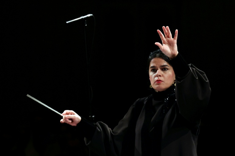 En Iran, la première femme à diriger un orchestre symphonique fait naître des vocations