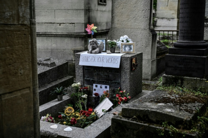 La tombe de Jim Morrison au cimetière du Père Lachaise à Paris, le 3 juillet 2021 lors du 50e anniversaire de sa mort - Martin BUREAU (AFP)