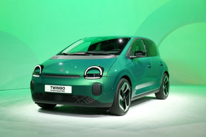 La Twingo E-Tech, 4e génération tout électrique du véhicule commercialisé depuis 1993, à Paris le 6 novembre 2025 - Thomas SAMSON (AFP)