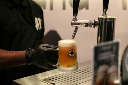 Un employé d'une brasserie de Ryad en Arabie saoudite sert une bière sans alcool, le 24 octobre 2025 - Fayez Nureldine (AFP)