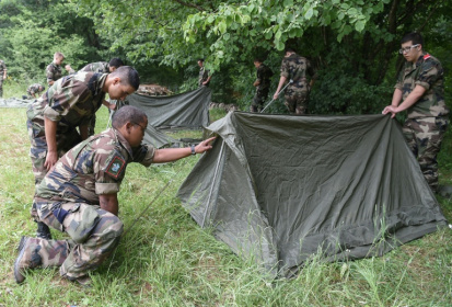 Emmanuel Macron pourrait annoncer dans les prochains jours l'instauration d'un service militaire volontaire en France, un projet à l'étude depuis plusieurs mois - PATRICK HERTZOG (AFP)