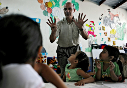 Des enfants apprennent à compter sur leurs doigts à Tegucigalpa le 1er décembre 2009 - ELMER MARTINEZ (AFP)