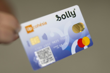 La carte Solly, ici le 21 novembre 2025, une solution de dons dématérialisés aux sans-abris, a été lancée ce week-end à Lille - Sameer Al-DOUMY (AFP)