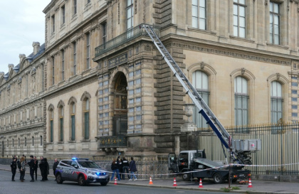 Des policiers près d'un monte-meubles utilisé par des voleurs pour pénétrer dans le musée du Louvre, à Paris, le 19 octobre 2025 - Dimitar DILKOFF (AFP)