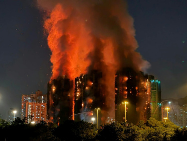 Un incendie engloutit un complexe immobilier du district de Tai Po, le 26 novembre 2025 à Hong Kong - Peter PARKS (AFP)