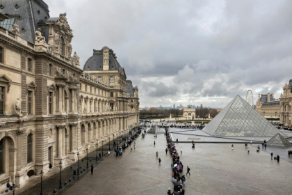 Des visiteurs font la queue, près de la pyramide conçue par l'architecte sino-américain Ieoh Ming Pei, pour entrer au musée du Louvre, le 19 novembre 2025 à Paris - Sébastien DUPUY (AFP)