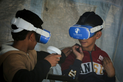 Des enfants participent à un atelier de réalité virtuelle à Al-Zawayda, à Gaza, le 30 novembre 2025 - Eyad Baba (AFP)