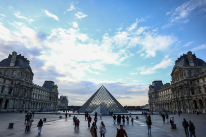 Des touristes près de la pyramide du Louvre, conçue par l'architecte sino-américain Ieoh Ming Pei, le 28 février 2025 - Behrouz MEHRI (AFP)