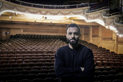 Le nouveau propriétaire du Palace, Mickael Chetrit, dans la salle de spectacle avant sa rénovation, le 4 décembre 2025 à Paris - STEPHANE DE SAKUTIN (AFP)