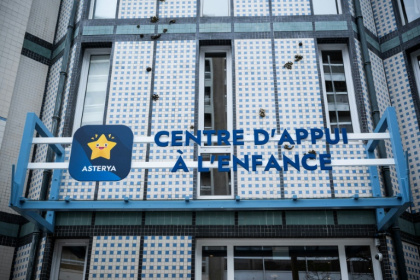 Façade du bâtiment Asterya, premier centre de santé dédié aux enfants victimes de violence et confiés aux services de l'Aide sociale à l'enfance de Paris, le 2 décembre 2025 - JULIEN DE ROSA (AFP)
