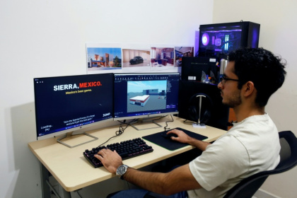 Angel Villaverde développe des jeux vidéos s'inspirant des violences entre cartels pour la plateforme en ligne Roblox, le 19 novembre 2025 à Monterrey, dans l'État de Nuevo Leon, au Mexique - Julio Cesar AGUILAR (AFP)