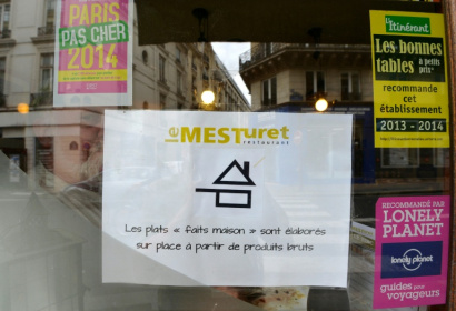 Le logo "fait maison" affiché sur la vitrine d'un restaurant à Paris le 15 juillet 2014 - MIGUEL MEDINA (AFP)