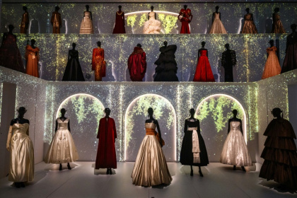 Des robes de Christian Dior présentées à l'exposition "La collection Dior d'Azzedine Alaïa" à la Galerie Dior à Paris, le 9 décembre 2025 - Dimitar DILKOFF (AFP)