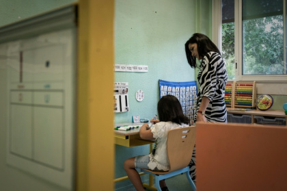 Un enfant autiste suit un cours dispensé par un accompagnateur scolaire pour élèves handicapés (AESH), à Cenon (Gironde), le 2 septembre 2022 - Philippe LOPEZ (AFP)