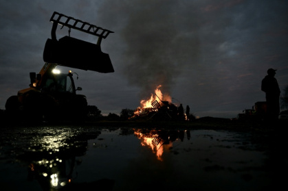 Des agriculteurs bloquent l'autoroute A63 à l’échangeur de Cestas, en Gironde, dans le sud-ouest de la France, le 16 décembre 2025 - Marika Julien (AFP)